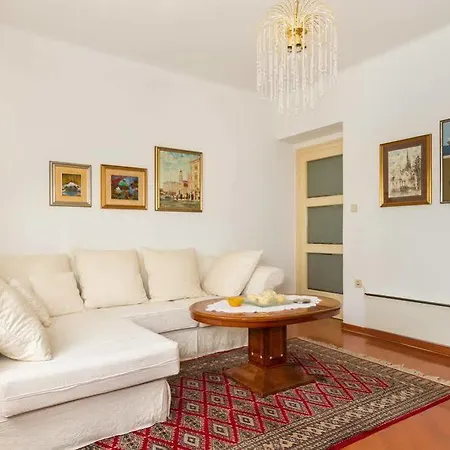 Dora Apartmán