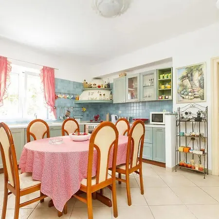 Apartman Dora *